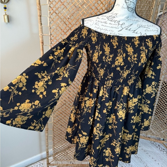 Open shoulder Floral Boho Dress - Picture 3 of 6